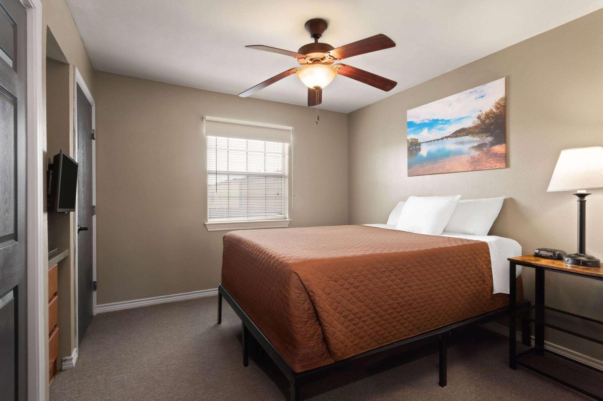 Eagle'S Den Suites Cotulla A Travelodge By Wyndham Exterior foto