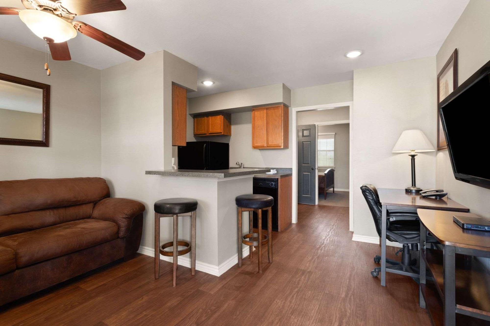 Eagle'S Den Suites Cotulla A Travelodge By Wyndham Exterior foto