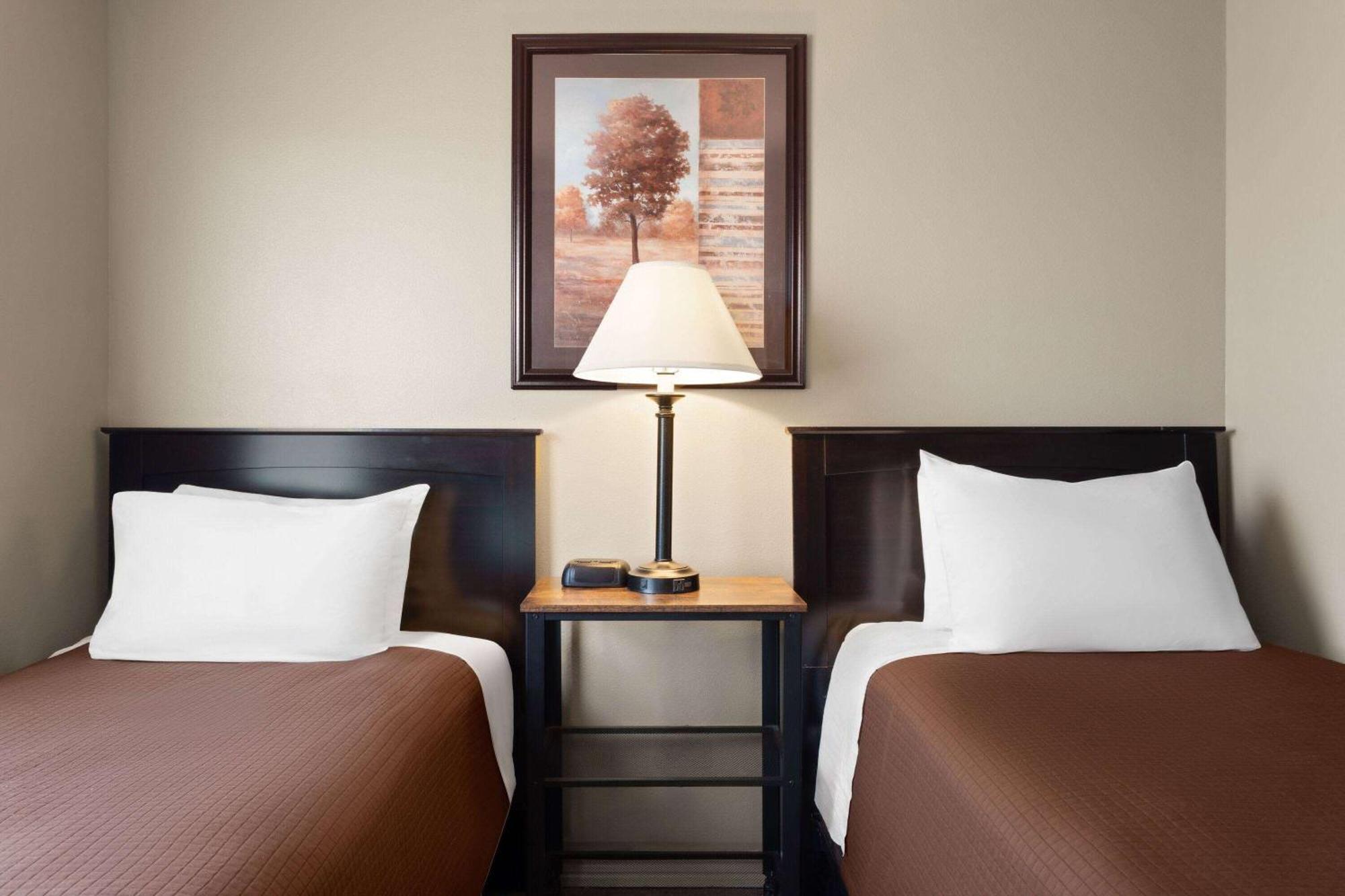 Eagle'S Den Suites Cotulla A Travelodge By Wyndham Exterior foto