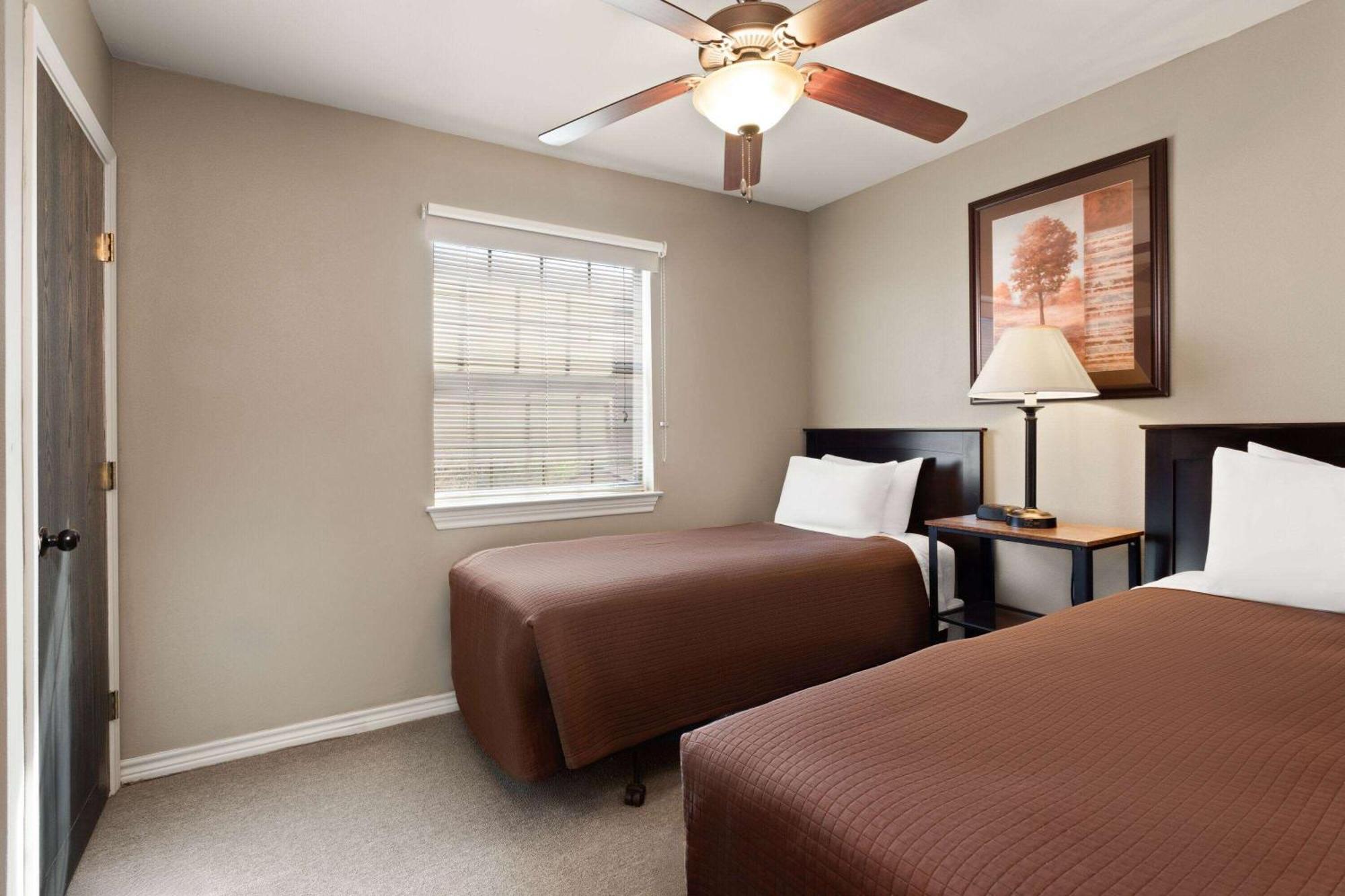 Eagle'S Den Suites Cotulla A Travelodge By Wyndham Exterior foto