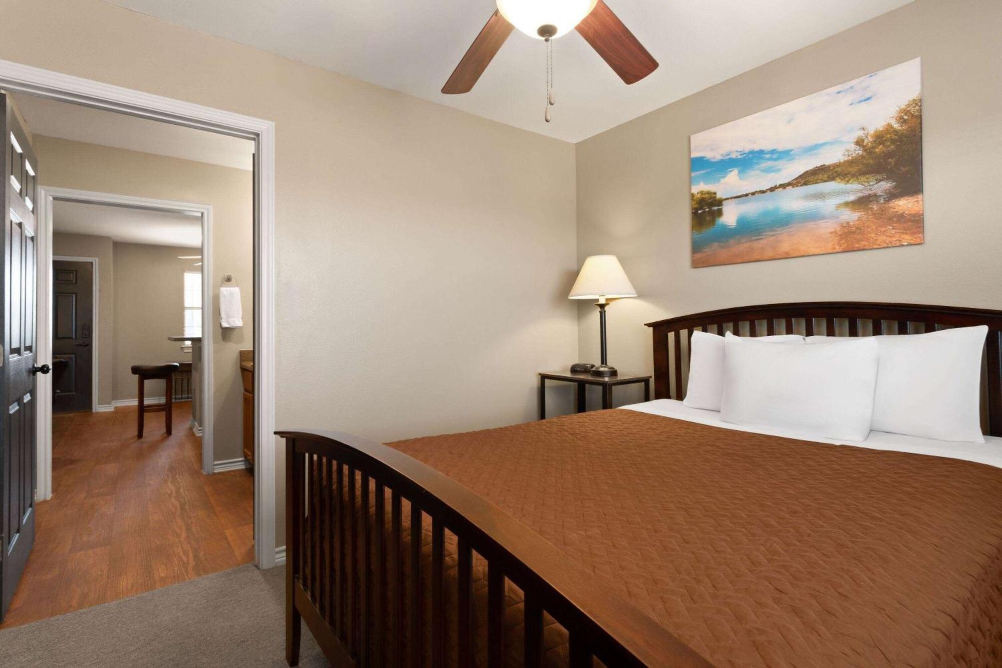 Eagle'S Den Suites Cotulla A Travelodge By Wyndham Exterior foto