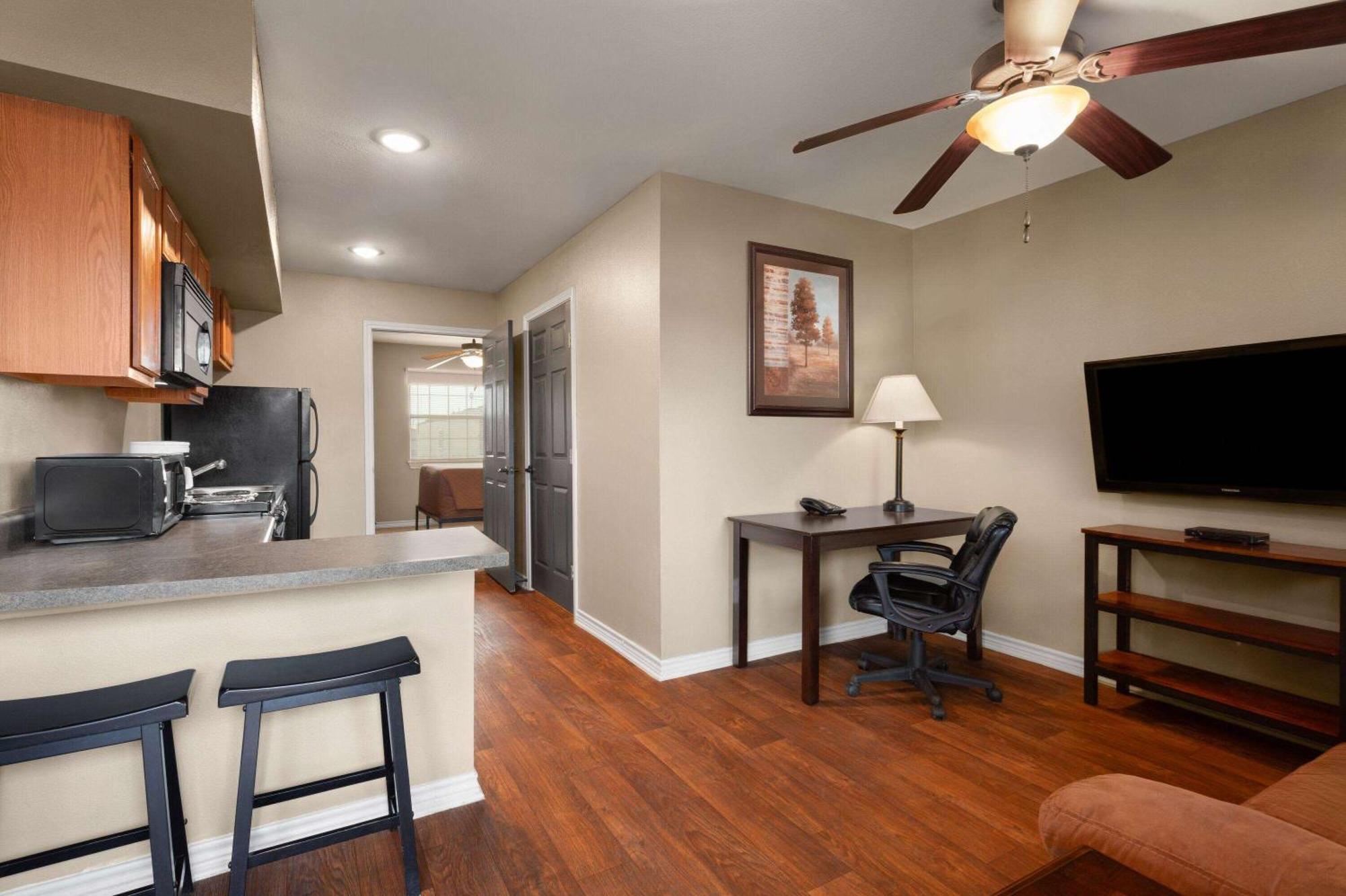 Eagle'S Den Suites Cotulla A Travelodge By Wyndham Exterior foto