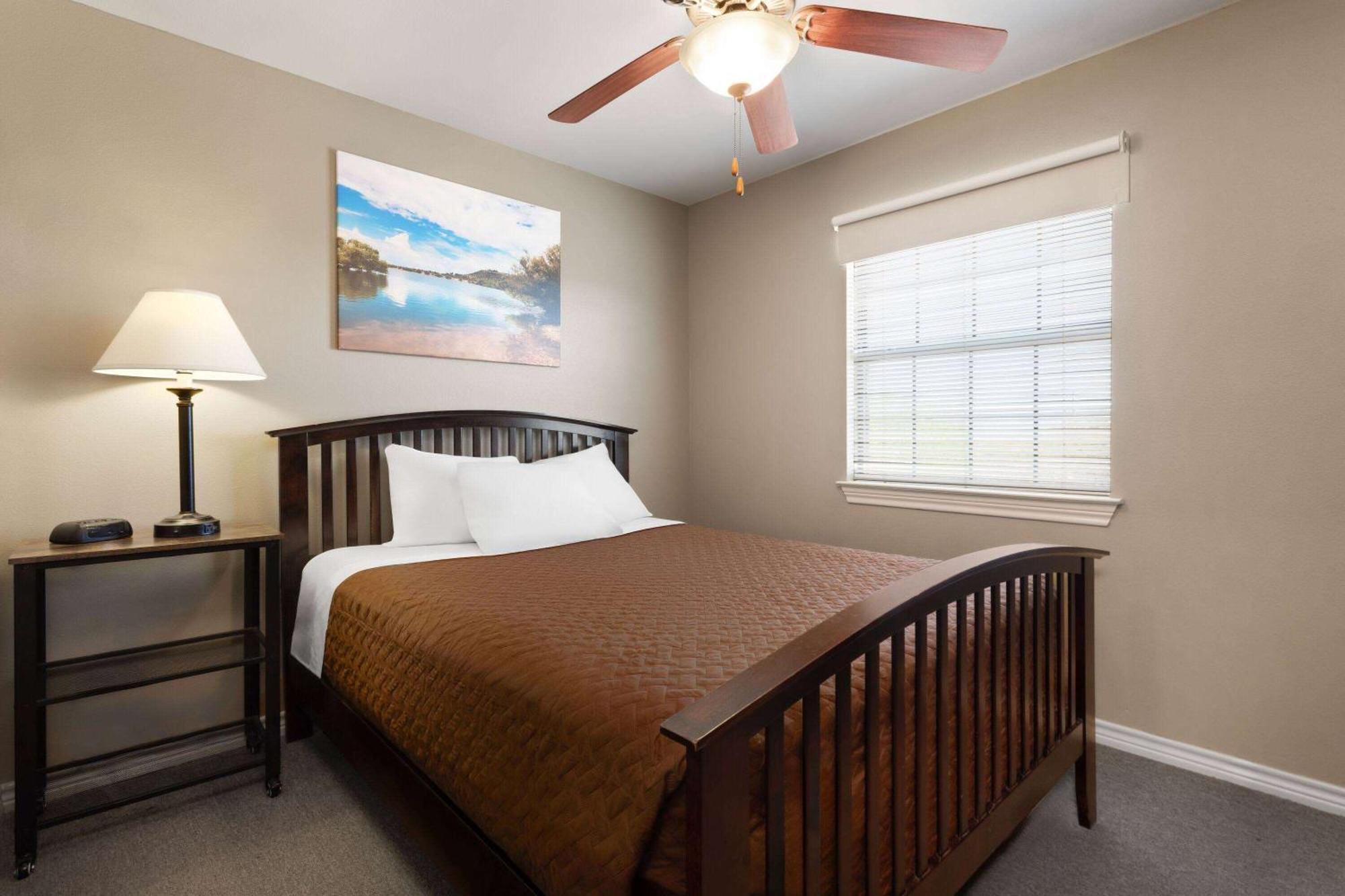 Eagle'S Den Suites Cotulla A Travelodge By Wyndham Exterior foto