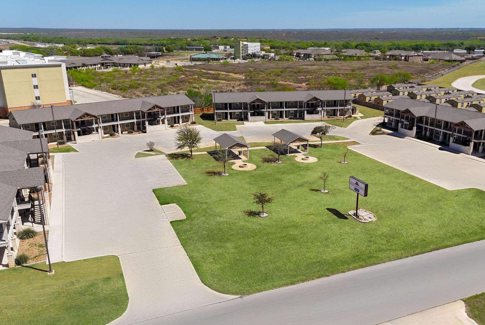 Eagle'S Den Suites Cotulla A Travelodge By Wyndham Exterior foto