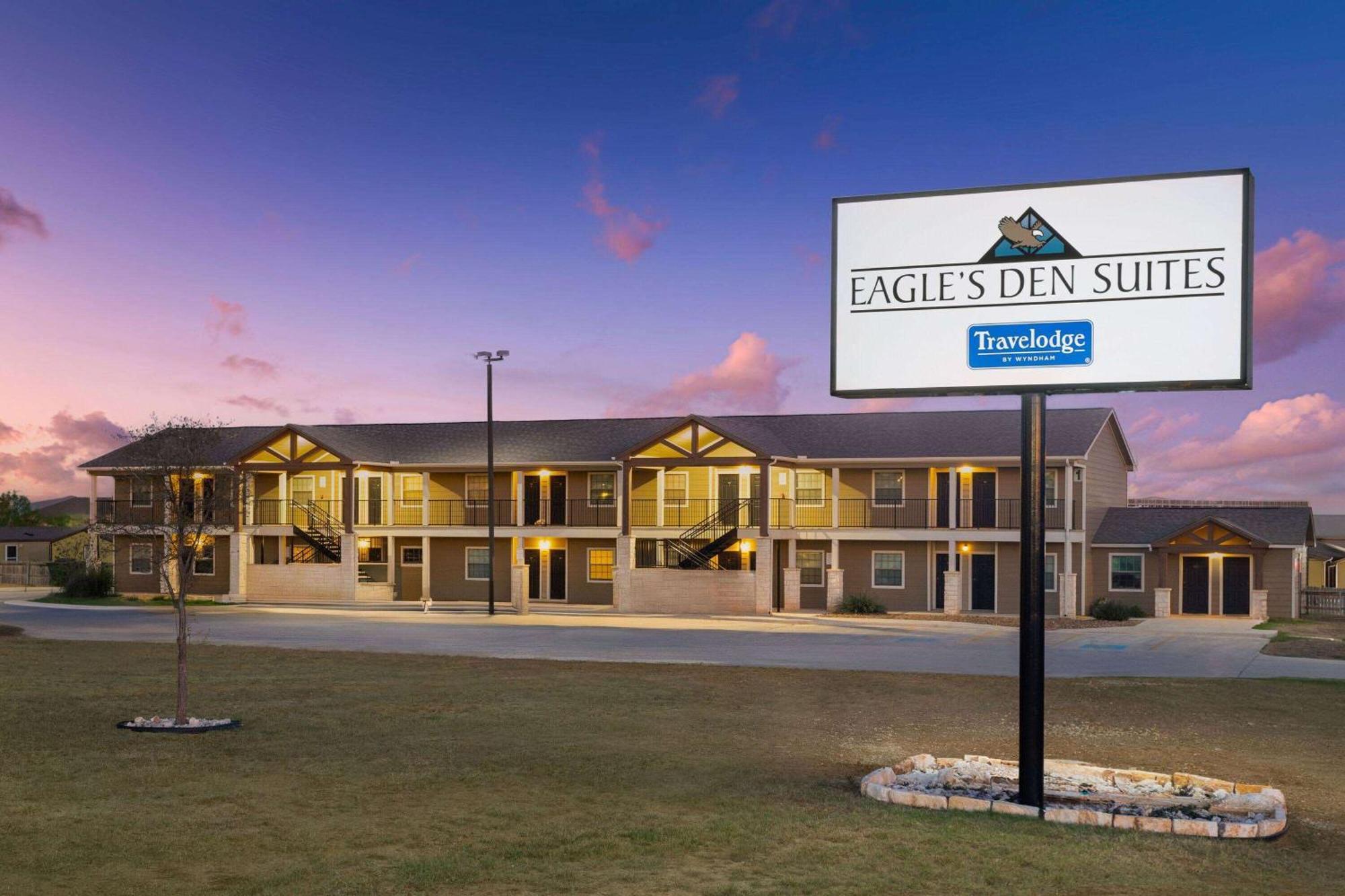 Eagle'S Den Suites Cotulla A Travelodge By Wyndham Exterior foto