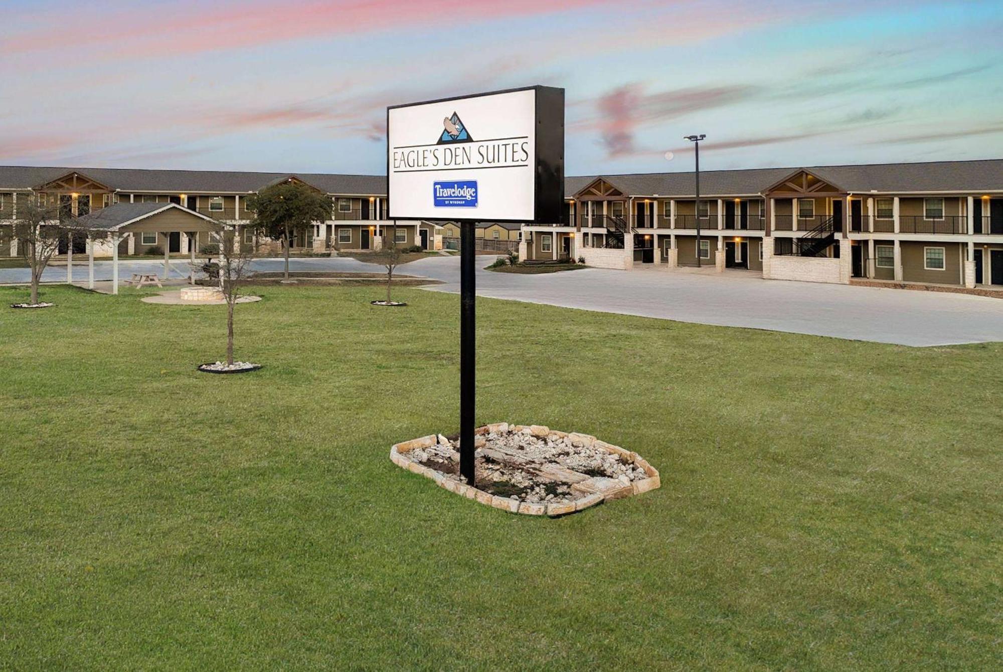 Eagle'S Den Suites Cotulla A Travelodge By Wyndham Exterior foto