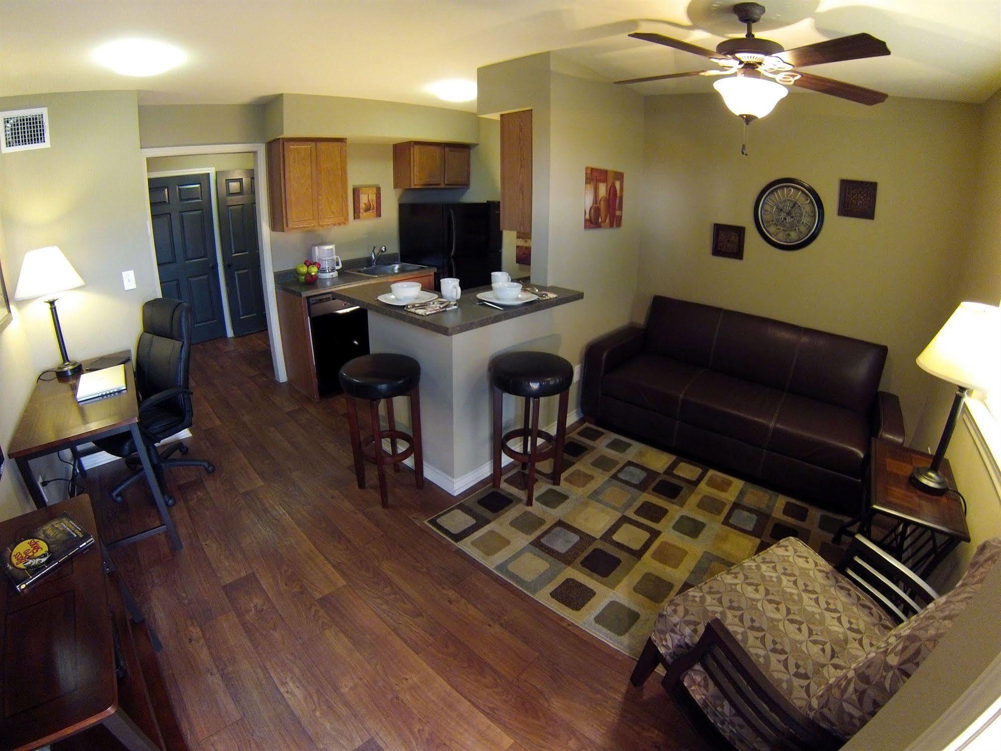 Eagle'S Den Suites Cotulla A Travelodge By Wyndham Exterior foto