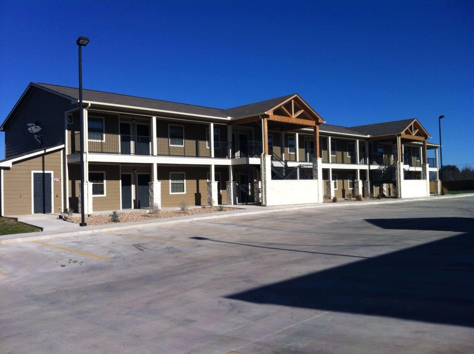 Eagle'S Den Suites Cotulla A Travelodge By Wyndham Exterior foto