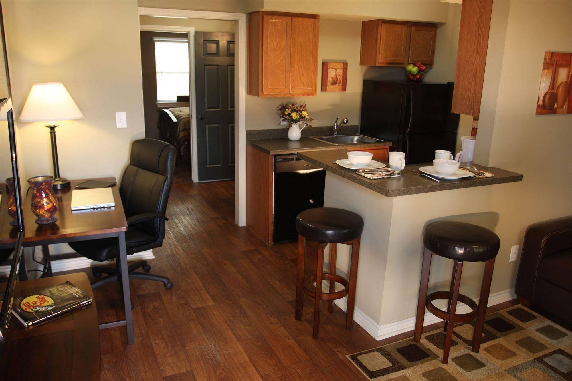 Eagle'S Den Suites Cotulla A Travelodge By Wyndham Exterior foto