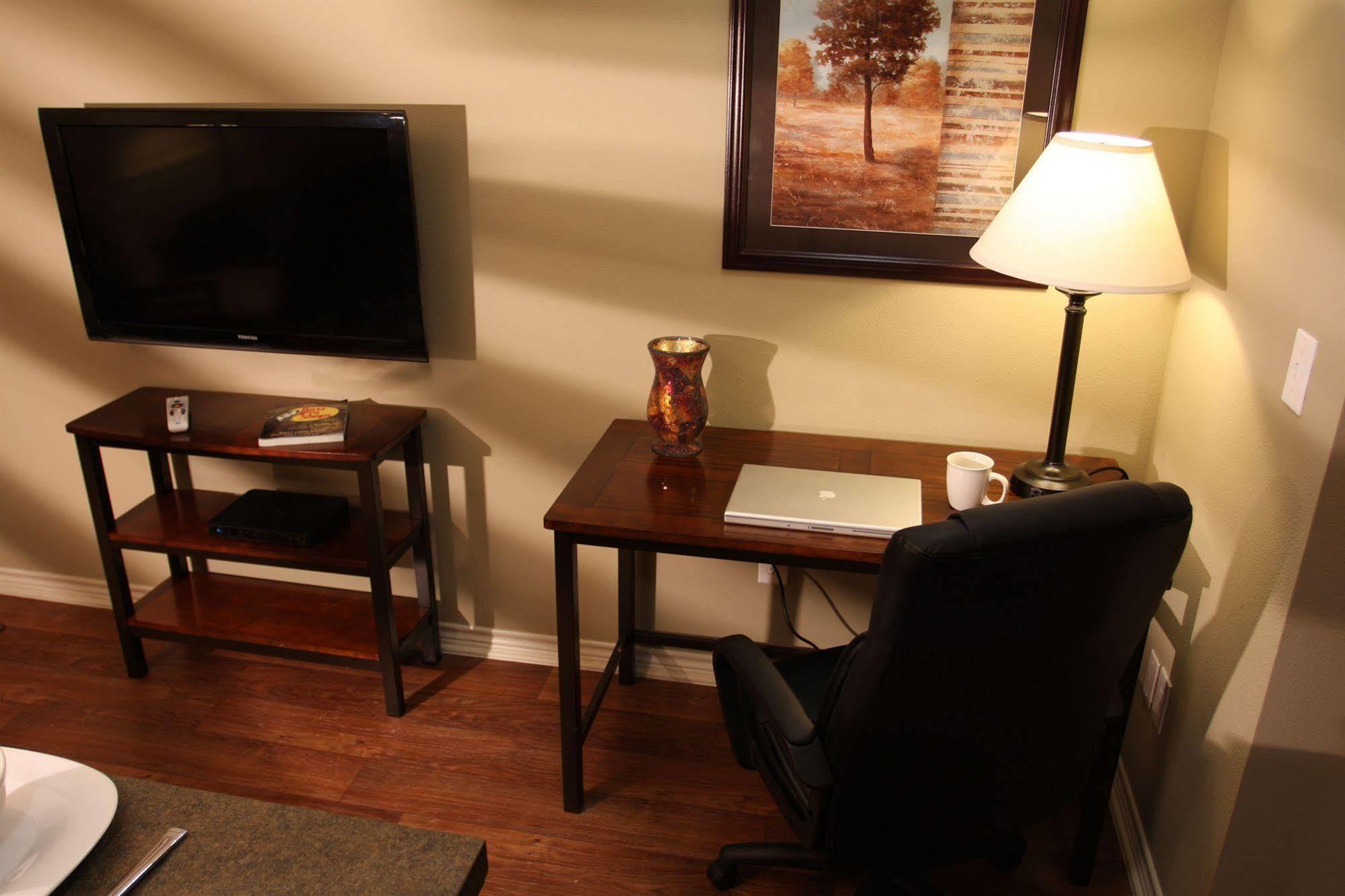 Eagle'S Den Suites Cotulla A Travelodge By Wyndham Exterior foto
