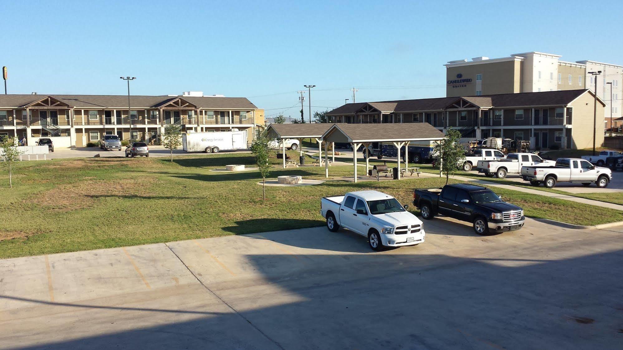 Eagle'S Den Suites Cotulla A Travelodge By Wyndham Exterior foto
